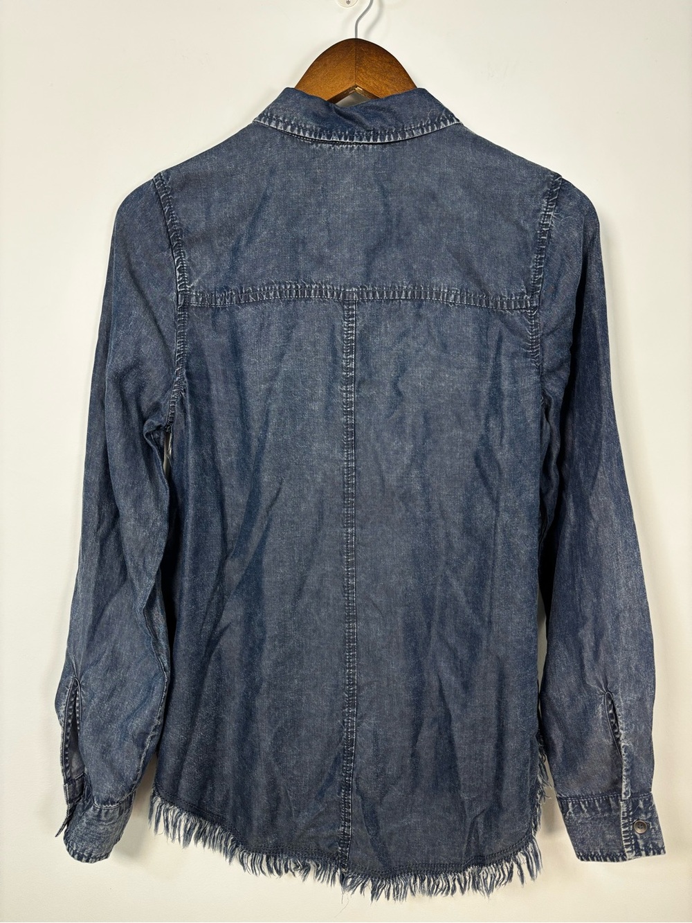 Rock & Republic Lyocell Chambray Shirt M Acid Wash Raw Frayed Hem Button Down - Picture 7 of 13